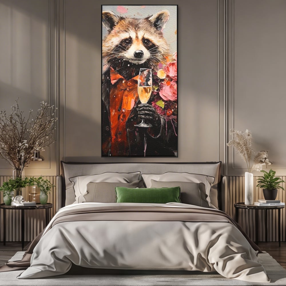 Tablou canvas cu tablou canvas cu raton elegant tinand pahar de sampanie, in rama de aluminiu negru, pe perete intr-un dormitor